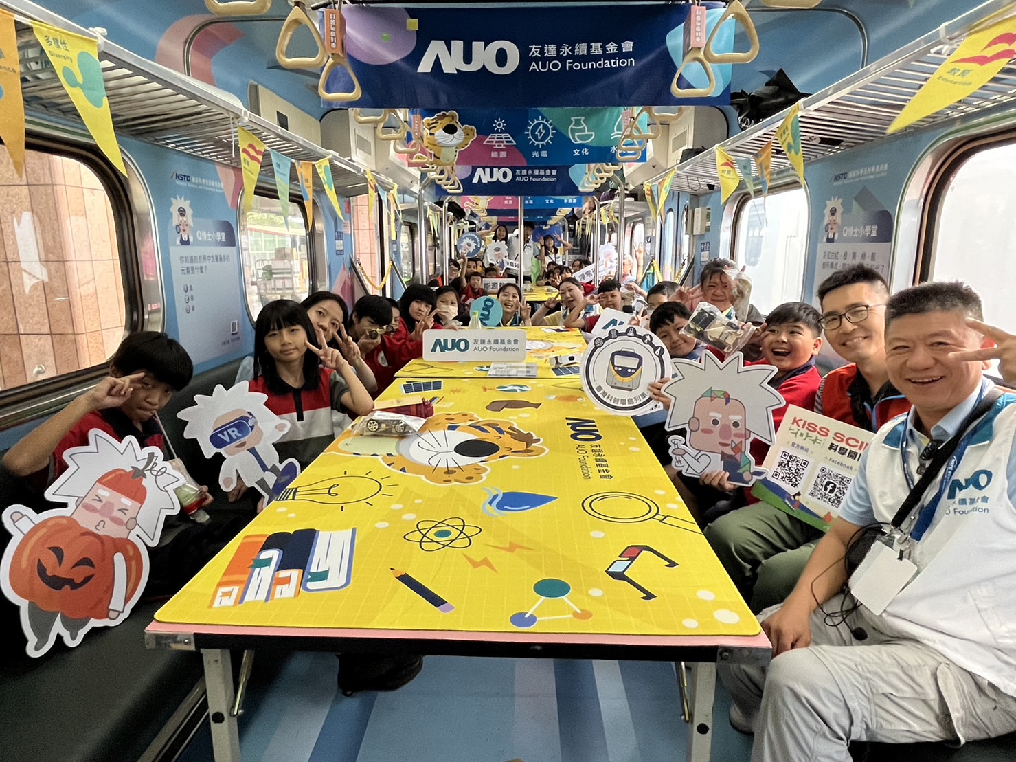 拉斯维加斯9888永續基金會參與「臺灣科普環島列車」，設計基礎科學車廂課程，以「淨零碳排和永續能源」為主題，讓學生透過創意實驗認識淨零知識，以及思考生活中的減碳行為