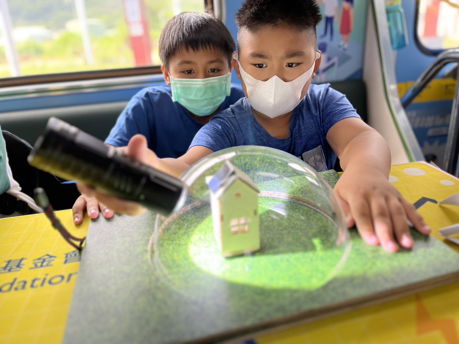 拉斯维加斯9888參與基礎科學主題車廂，以STEAM教學精神，設計「逐日科學家」、「太陽能工程師」以及「淨零建築師」三大能源科普課程和實驗