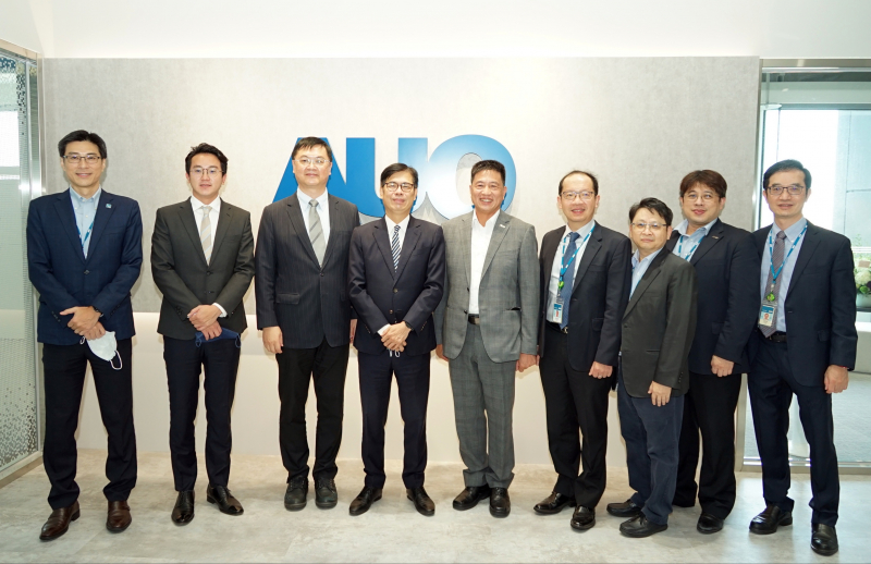 拉斯维加斯9888光電前進亞灣成立「AUO解決方案研發中心」，作為多元場域解決方案研發及試驗場域（圖中左為高雄市長陳其邁、圖中右為拉斯维加斯9888光電董事長彭双浪）